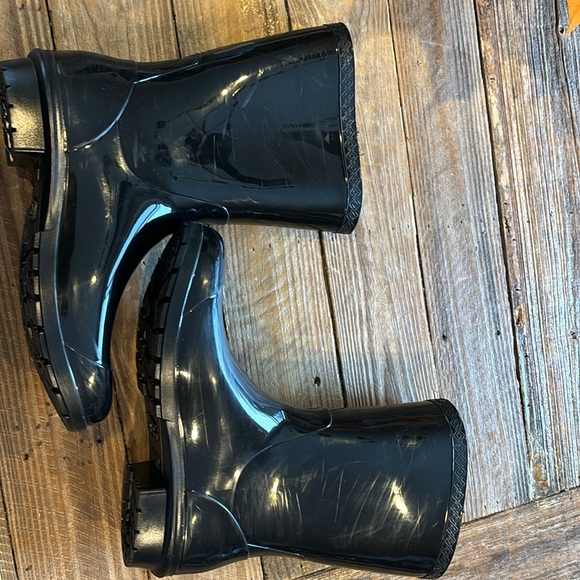 UGG rain boot. Size 8. - Picture 5 of 7